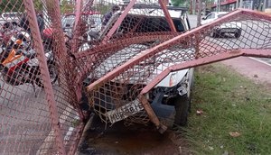 Em uma das ocorrências, um condutor com sinais de embriaguez colidiu contra a grade de uma ciclovia. / Foto: Foto: CPTran/Divulgação