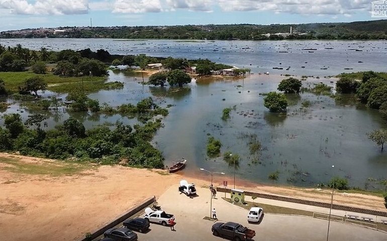 Defesa Civil de Penedo orienta desocupação da Prainha de Penedo