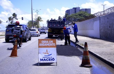 Seminfra inicia semana aplicando 140 toneladas de asfalto em oito bairros de Maceió