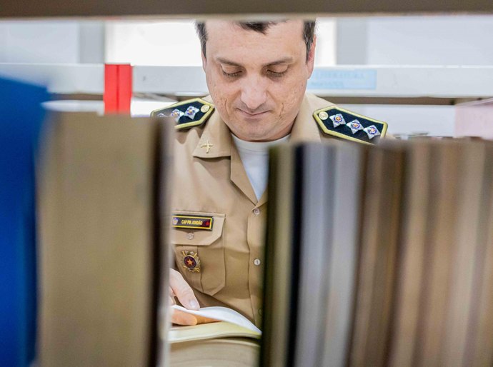 Entre a farda e os versos, policial alagoano transforma a própria vida em poesia