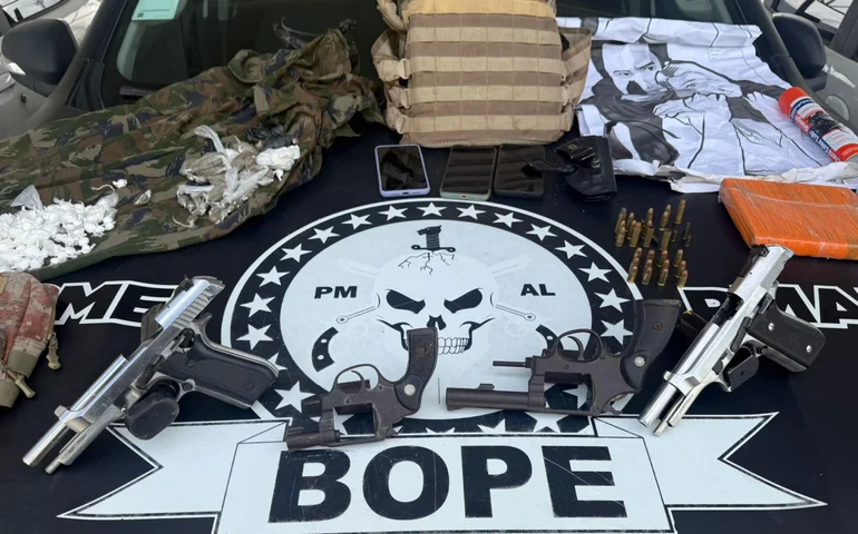 Operação cumpre mandado no Conjunto Carminha e apreende armas, drogas e equipamentos táticos