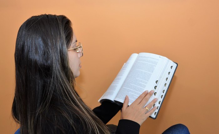 Na leitura e estudo da Bíblia, Deus revela Seu plano para salvar a humanidade (Foto: Carla Cleto )