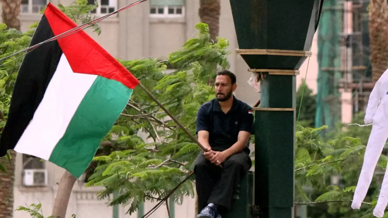 Homem é preso na índia por hastear a bandeira da Palestina no Dia da Independência