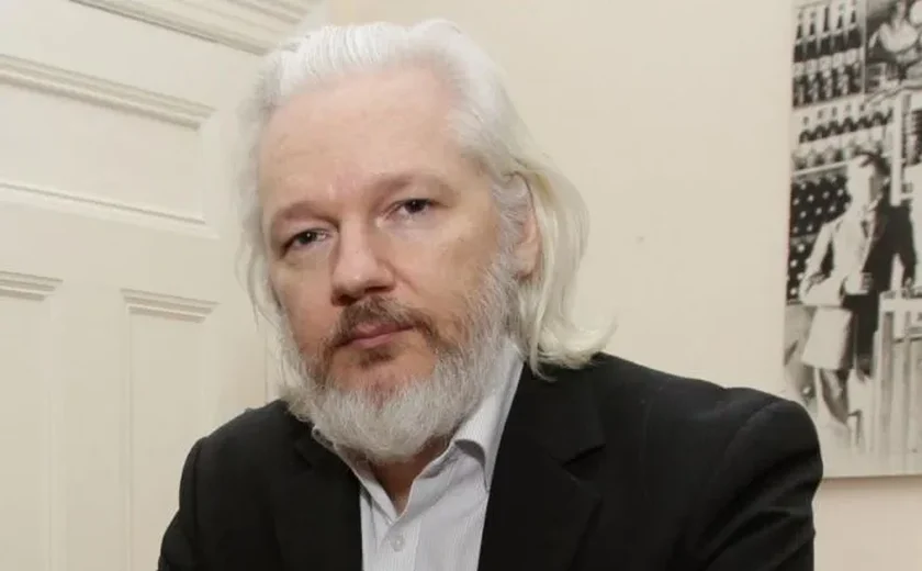 Justiça britânica adia extradição de Assange e pede novas garantias aos EUA