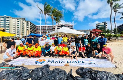 Mutirão de limpeza retira mais de 100 quilos de lixo da praia de Ponta Verde