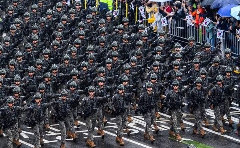 Coreia do Sul exibe força com primeiro desfile militar em uma década; veja fotos