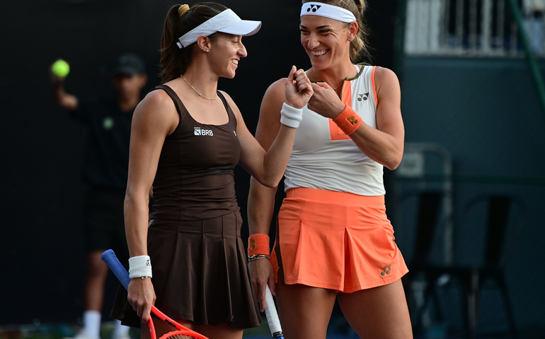 Dupla de Stefani vira sobre atual campeã e vai à semi do WTA Finals