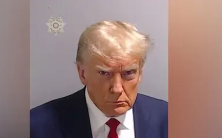 Trump volta ao X  com foto tirada em fichamento judicial em Atlanta