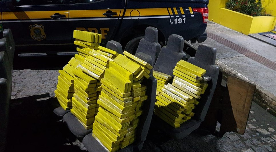 Micro-ônibus é apreendido com 195 quilos de maconha em Nossa Senhora do Socorro