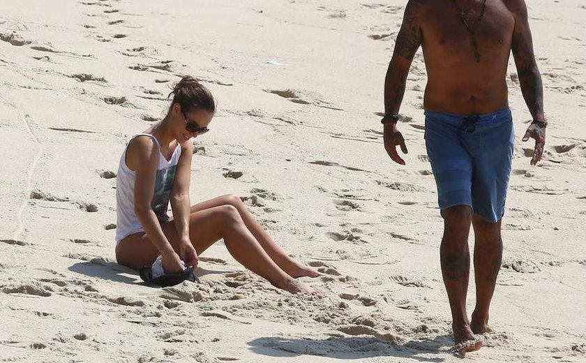 Na praia com diretor global, Paolla Oliveira exibe corpão