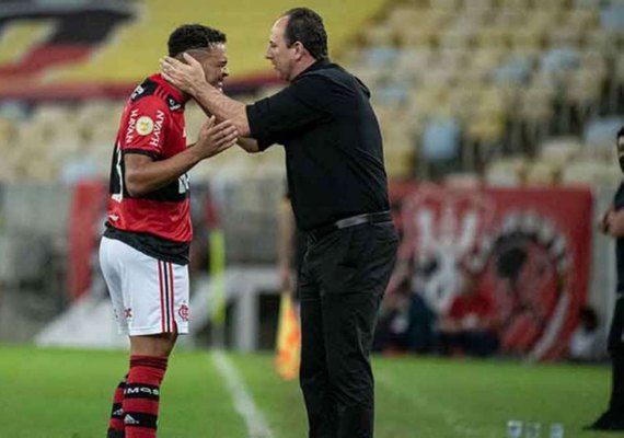 Com gol no fim, Bragantino derruba Flamengo e dorme na liderança do Brasileirão