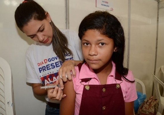 Governador participa do Dia D Governo Presente e entrega escola em Quebrangulo