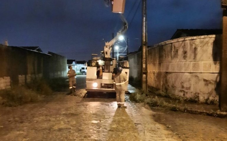 Sima executa manutenção e restaura luminárias no Conjunto Jardim Royal