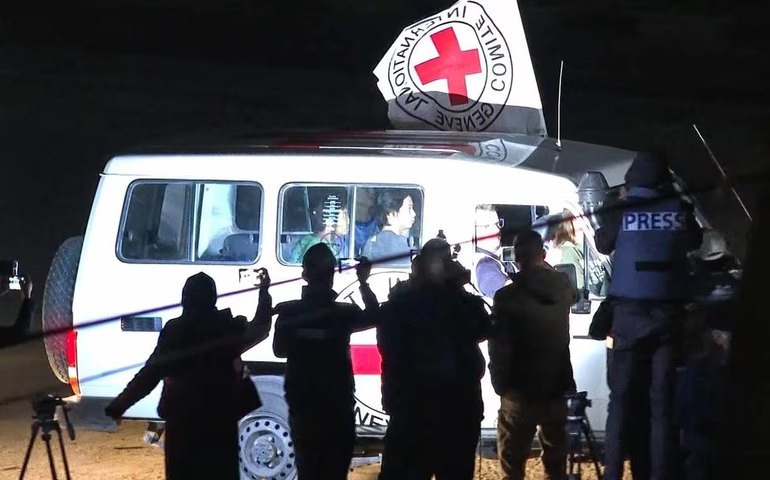 Idosa em estado grave e criança órfã: o que se sabe sobre reféns soltos pelo Hamas no domingo