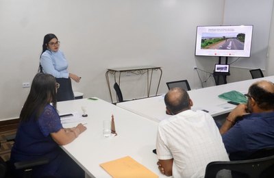 Equipe da Seinfra apresenta à prefeita Tia Júlia projetos de requalificação e modernização de espaços públicos