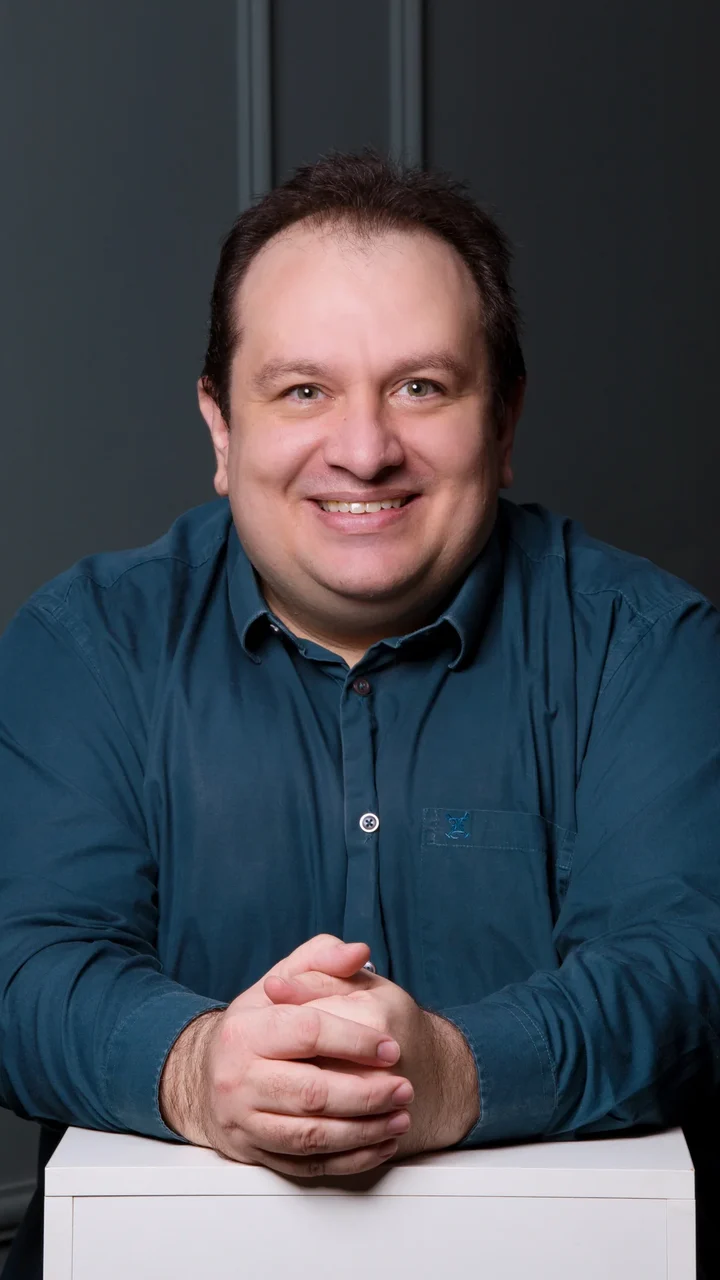 'Controlar narrativas pode ser tão poderoso quanto controlar exércitos', analisa escritor Rafael Mininel