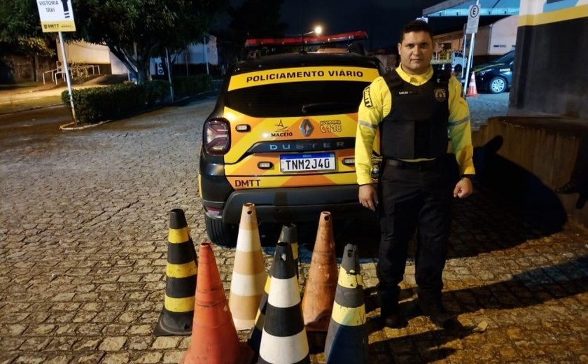 DMTT recolhe cones usados para reservar vagas de forma irregular no bairro do Farol, em Maceió