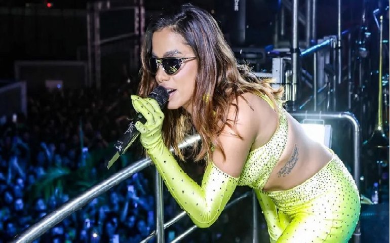 Anitta recusa pedidos dos que querem subir no trio elétrico dela