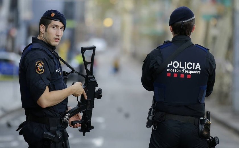 Polícia da Espanha flagra traficantes saltando de navio em movimento com 100 kg de cocaína perto de porto; vídeo