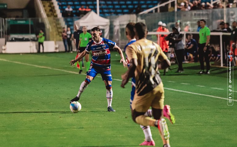Bento falha, Fortaleza vence e derruba o Athletico-PR da liderança do Brasileirão