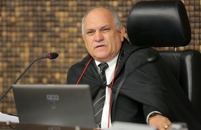Otávio Praxedes anuncia pagamento de metade do 13º para quinta
