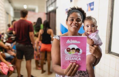 Unidade de Saúde no Benedito Bentes entrega Caderneta da Criança para pequenos usuários do SUS