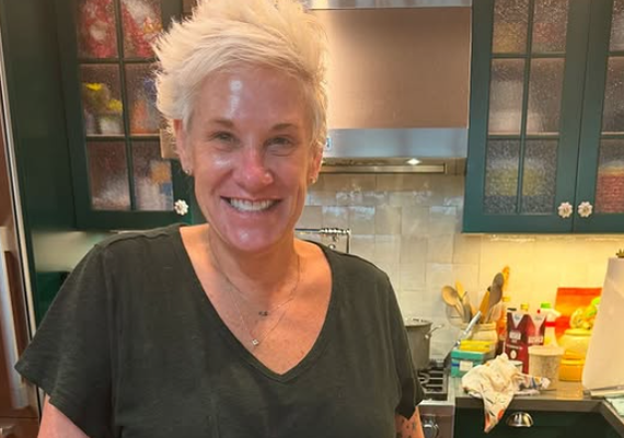 Anne Burrell, chef e apresentadora de 'A Batalha dos Piores Cozinheiros', morre aos 55 anos
