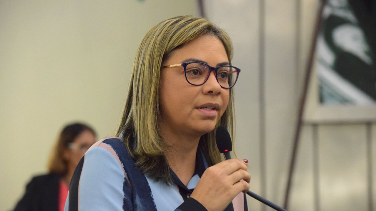 Deputada Flávia Cavalcante propõe criação do Dia de Combate à Fibromialgia no Estado