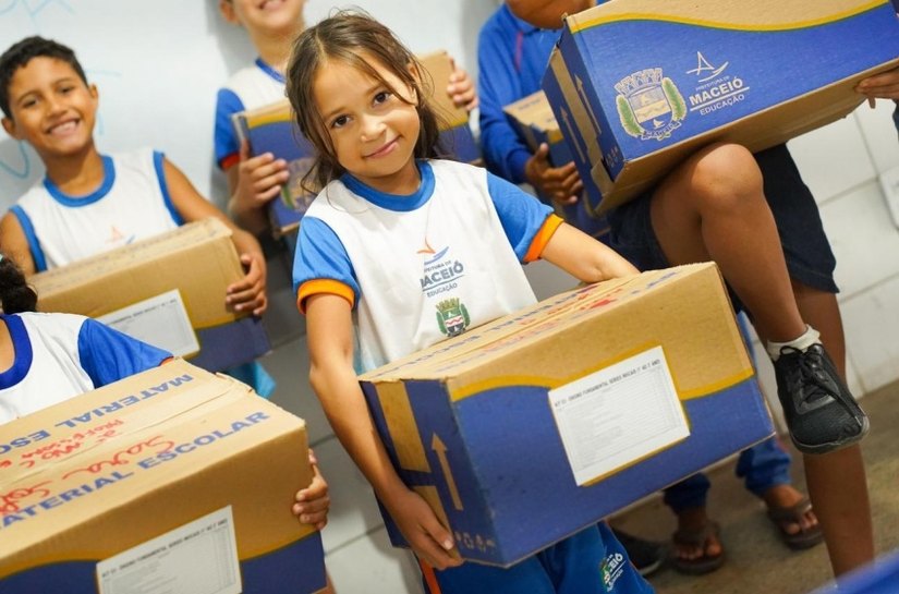 Educação distribui 6.932 kits escolares, materiais pedagógicos e equipamentos