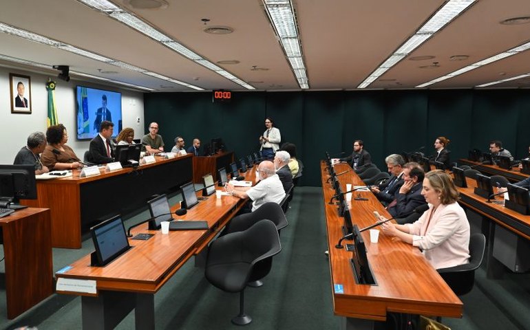 Moradia é base para acesso a outros direitos, alertam debatedores na Câmara