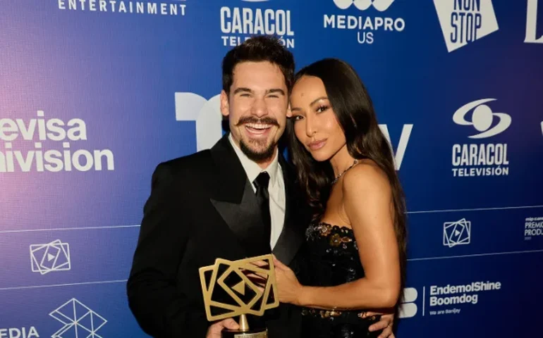 Casal brasileiro, Nicolas Prattes e Sabrina Sato, marcam presença nos Prêmios PRODU em Cancún