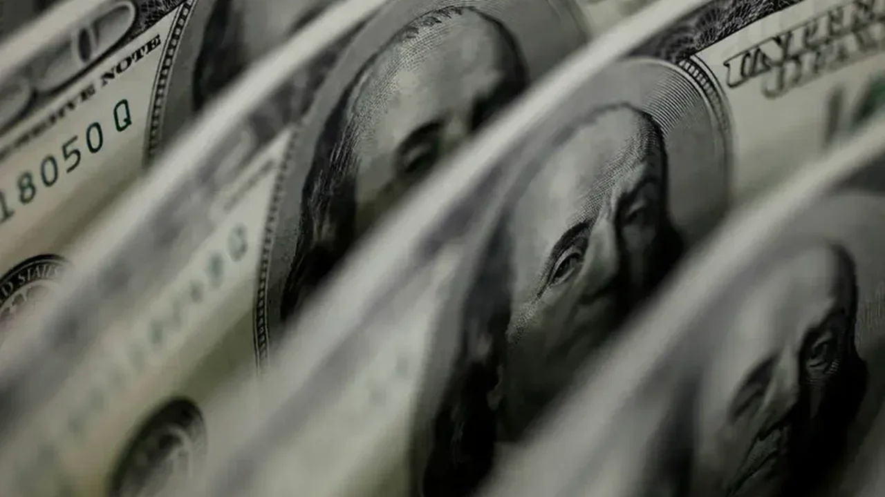 Dólar encerra o dia estável com cautela diante de tensões no Oriente Médio