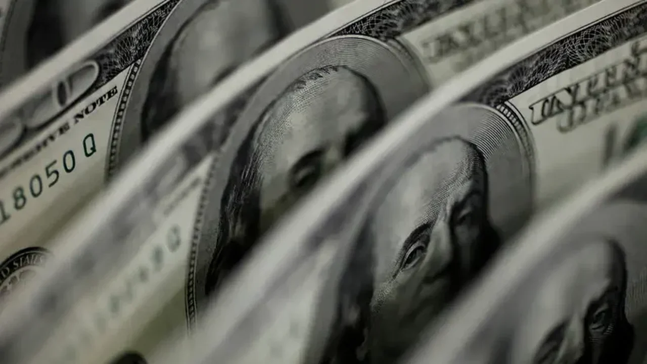 Dólar cai a R$ 5,07 com sinais de fluxo, mas sobe 1,77% na semana