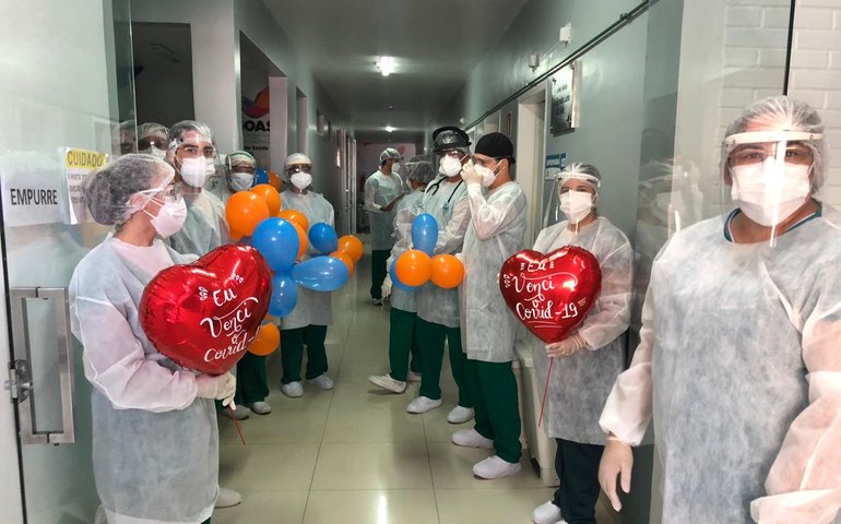 Vida sem Covid-19: Pacientes recebem alta de Hospital de Campanha em Arapiraca