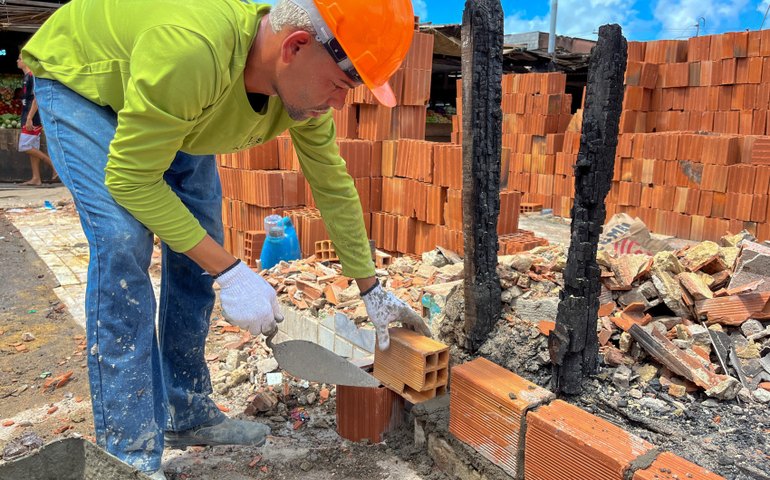Obras de barracas atingidas em incêndio no entorno do Mercado da Produção avançam