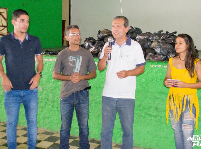 Assistência social de Atalaia entrega alimentos a famílias carentes