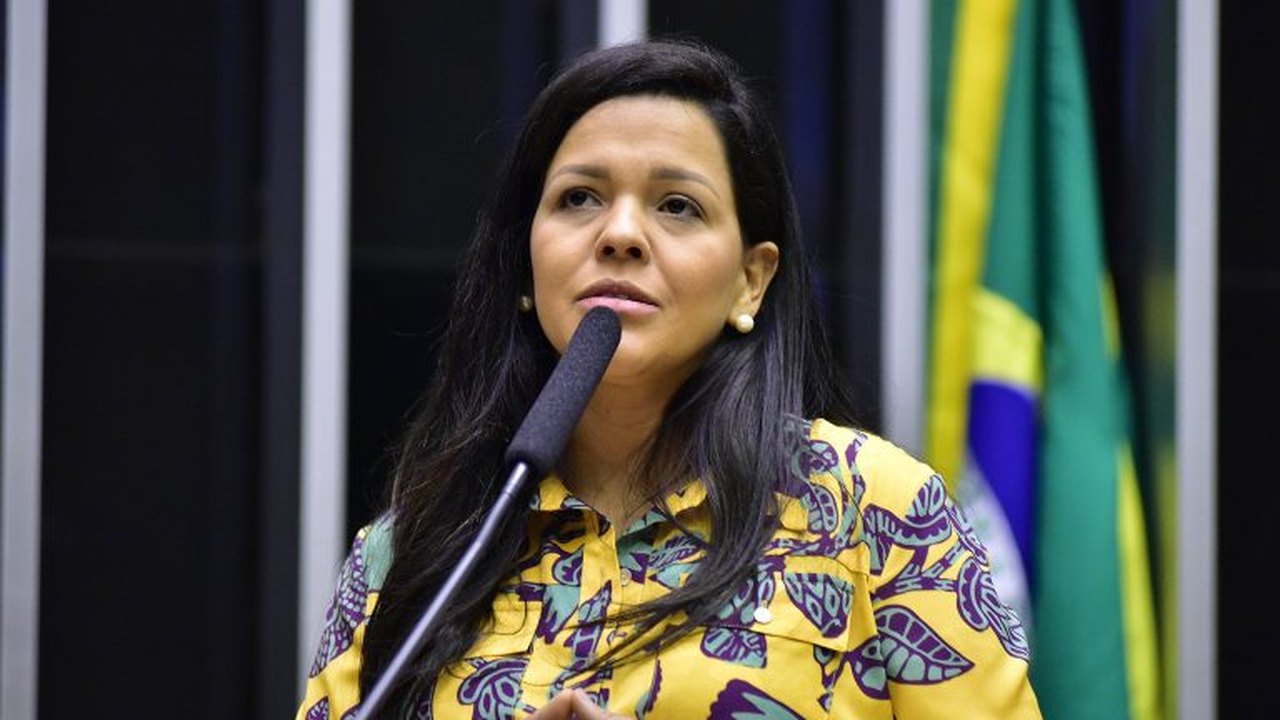 Líder do PL critica Priscila Costa por demora em crise com Michelle e Flávio