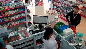 Assaltante invade farmácia recém-inaugurada, ameaça atendentes com arma de fogo e rouba produtos em Aracaju; VÍDEO