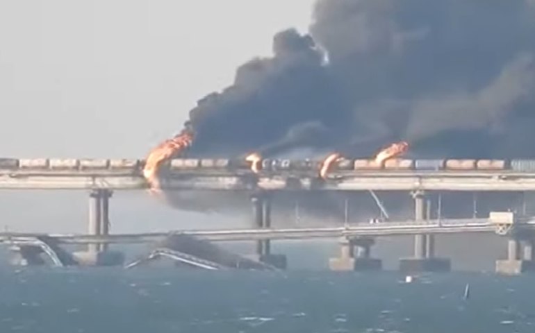 Ataques em ponte que liga Rússia à Crimeia causam explosões e mortes