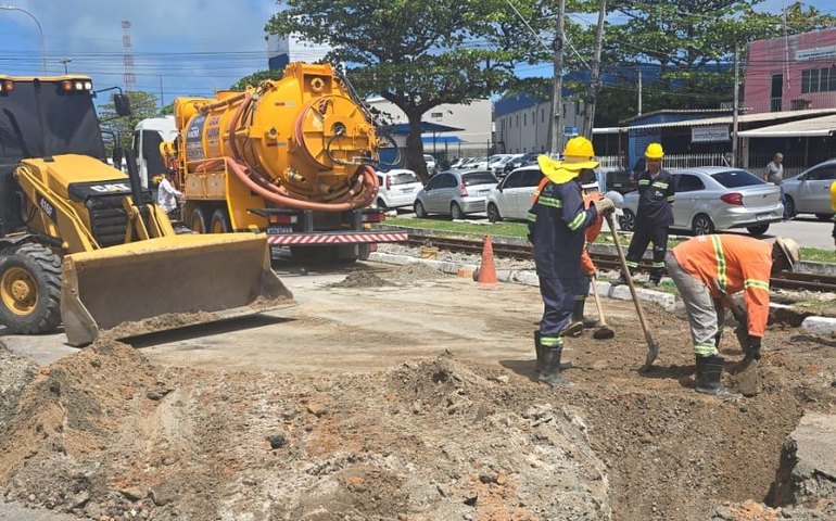 Infraestrutura executa obra emergencial na Rua Walter Ananias, na Pajuçara