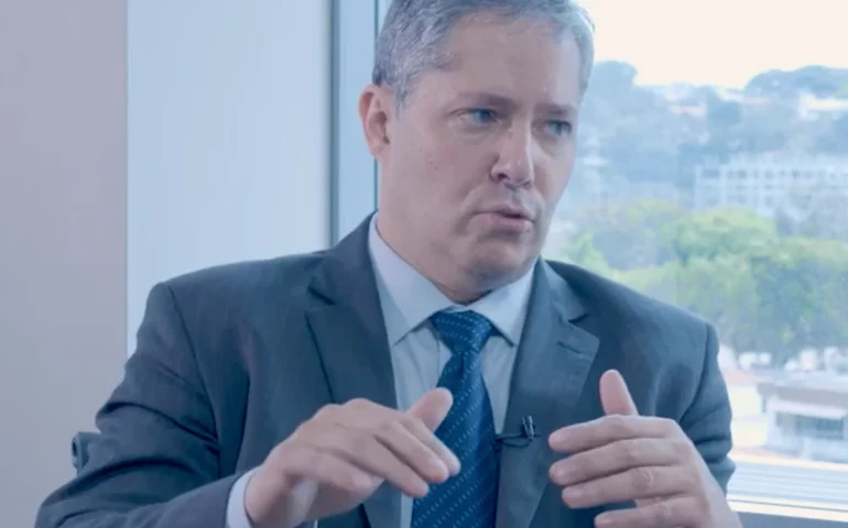 Guerra deve levar mercado a abrir amanhã com 'fortíssima' aversão a risco, diz economista