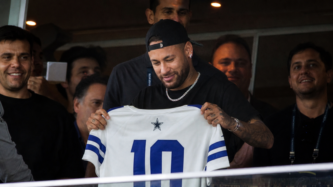 Neymar assiste ao jogo da NFL no Maracanã e ganha camisa personalizada do Dallas Cowboys