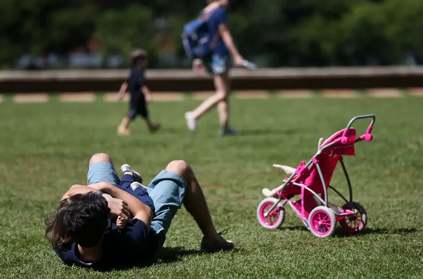 Licença-paternidade de até 20 dias é aprovada no Senado