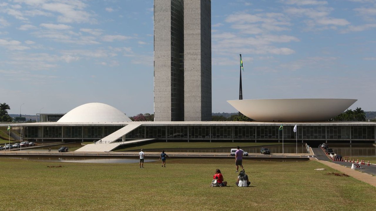 Alcolumbre fatia votação do PL da Dosimetria; governo denuncia manobra