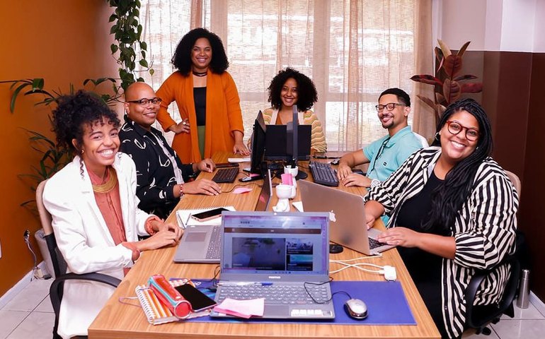 Jornalistas negros desafiam abordagens racistas da mídia tradicional