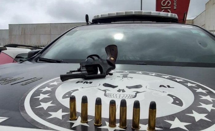 Arma de fogo estava com indivíduo do sexo masculino, de 46 anos, que foi preso