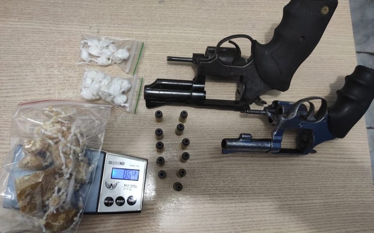 Dupla é presa após ser flagrada com drogas e armas de fogo em Maceió