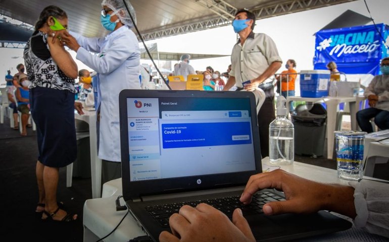 Maceió envia 98% de dados da vacinação em tempo real