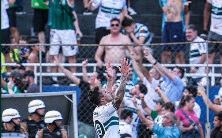 Coritiba repudia violência e diz trabalhar para identificar torcedores que invadiram gramado