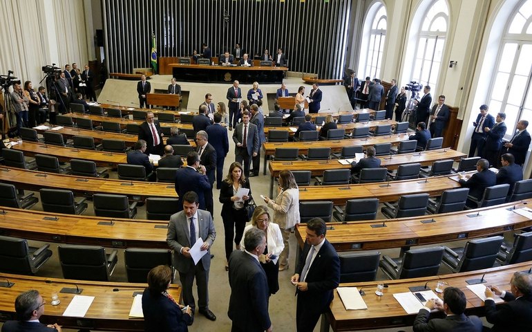 Comissão da Câmara adia análise de PEC que reduz maioridade penal para 16 anos